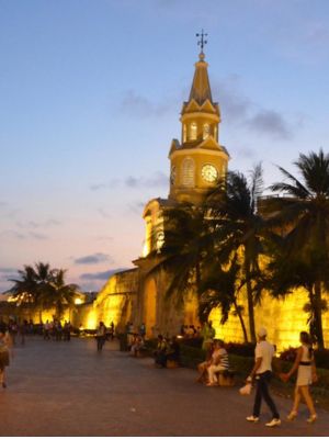 Torre del Reloj de Cartagena de Indias. Secretos de un Ícono Colonial Histórico y Turístico • La Colombia Real • Noche