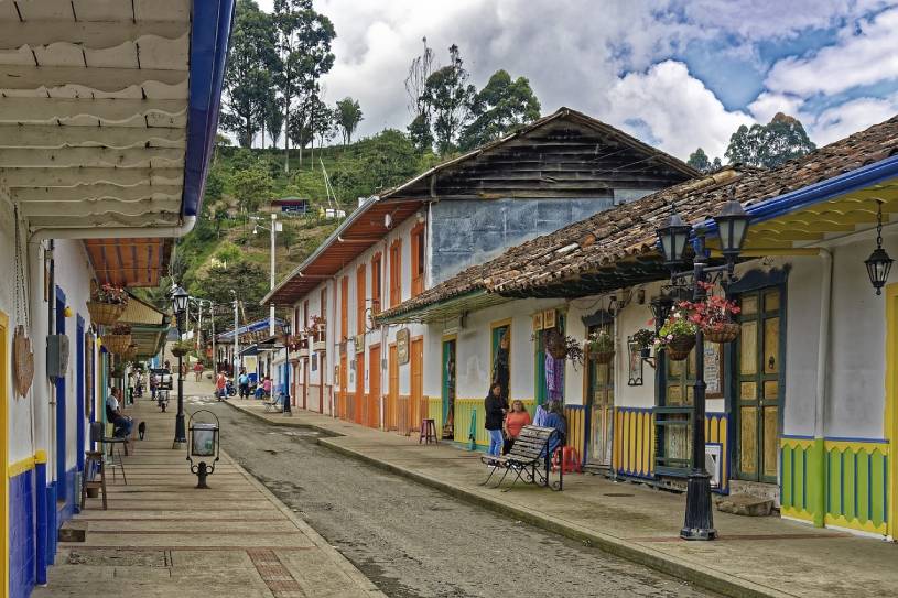 Conoce Salento: Por Qué es un Destino que No Querrás Perderte • La Colombia Real • Calle de casas coloridas